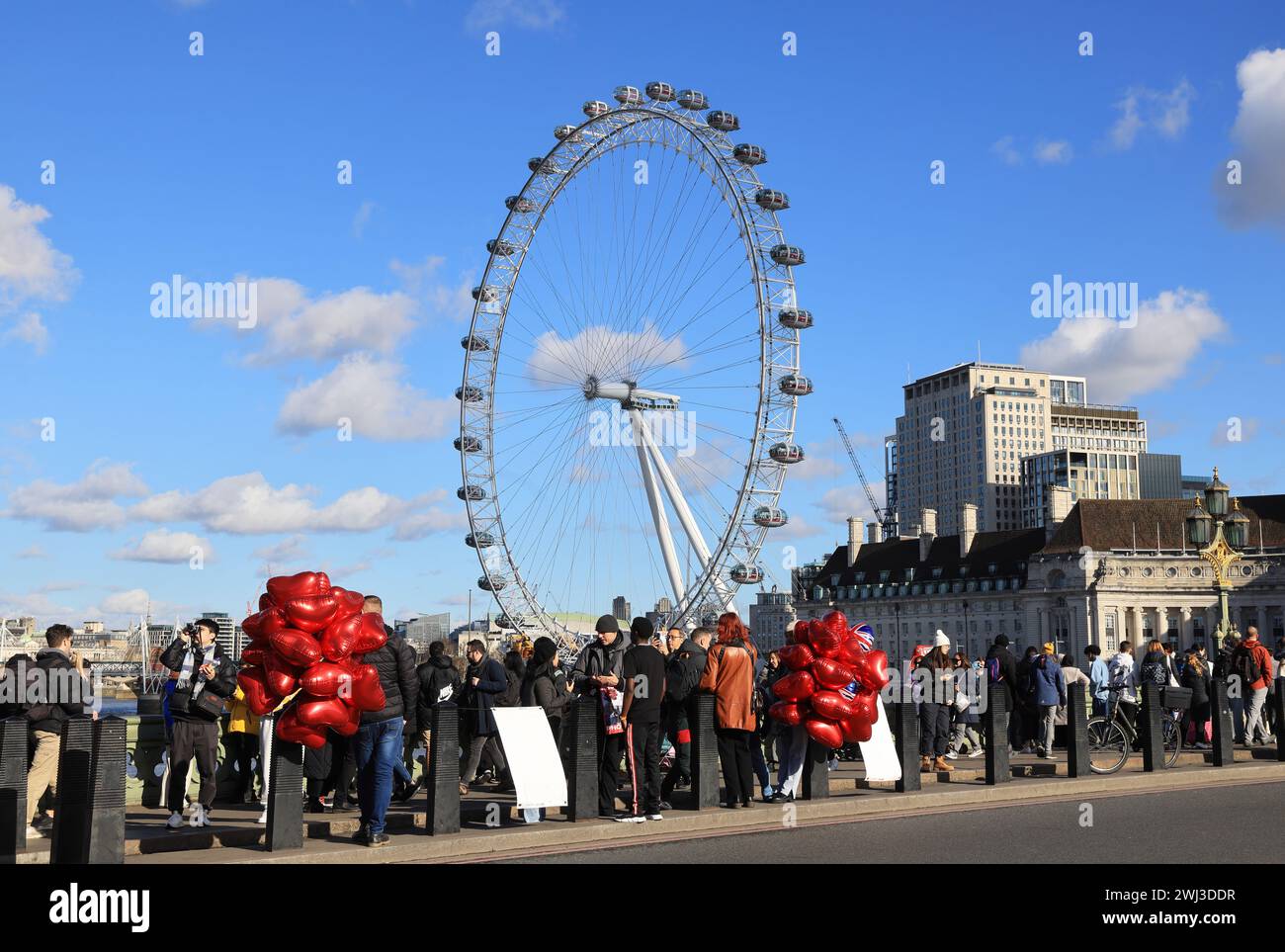 Palloncini Red, Valentine Heart in vendita sul Westminster Bridge con il London Eye alle spalle, febbraio 2024, Regno Unito Foto Stock