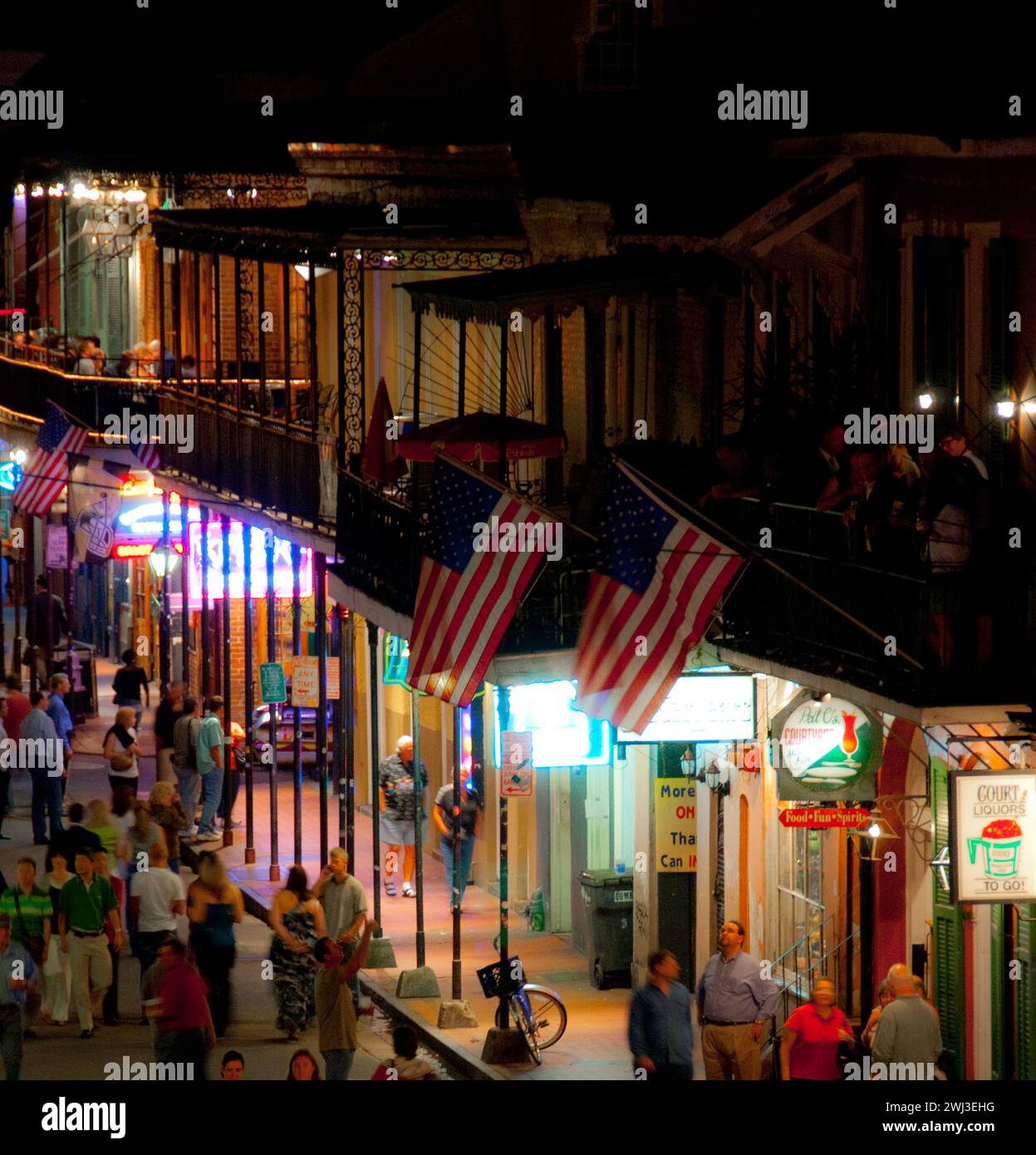 Notte su Bourbon Street nel quartiere francese - New Orleans, Louisiana - USA Foto Stock