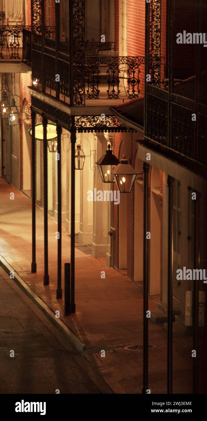 Grillwork in Toulouse Street di notte nel quartiere francese di New Orleans, Louisiana - USA Foto Stock