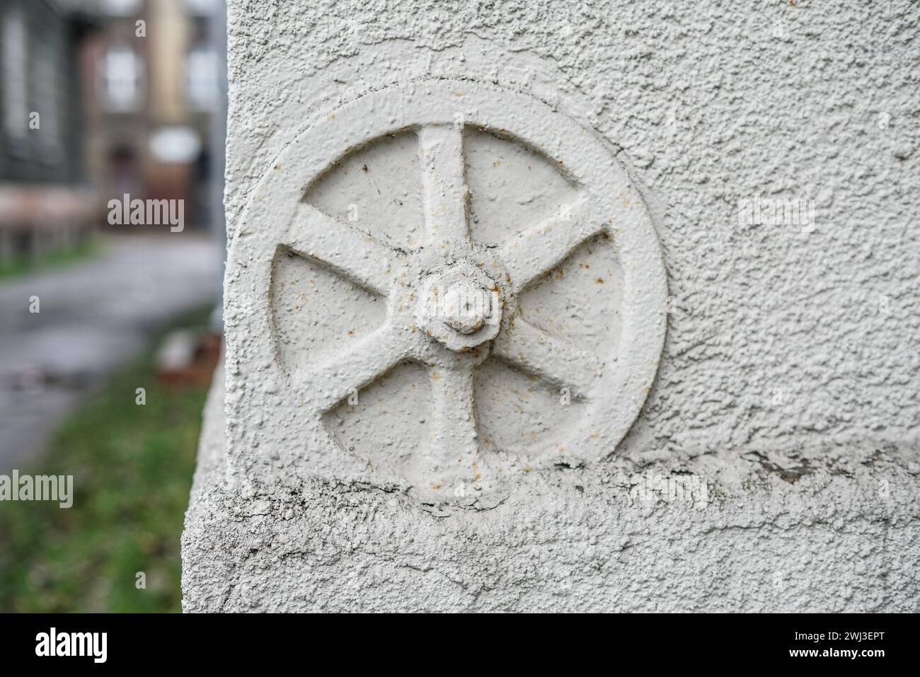 Vecchia struttura di supporto della piastra di ancoraggio a parete. Foto Stock