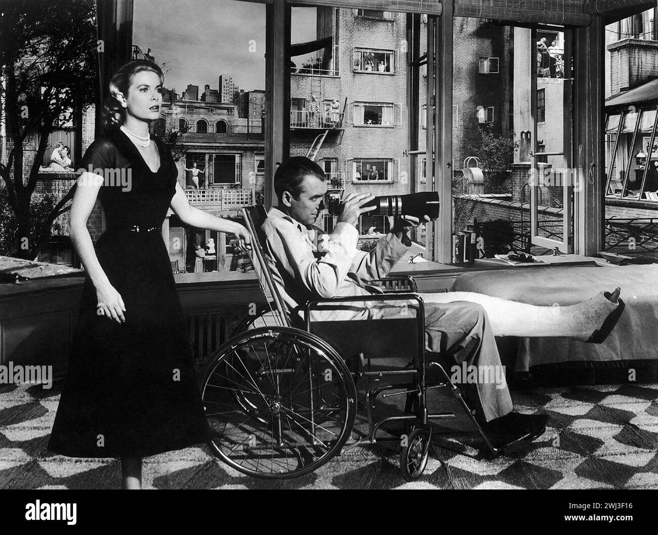 James Stewart e Grace Kelly in "Rear Window" (Paramount, 1954) diretto da Alfred Hitchcock - foto pubblicitaria Foto Stock