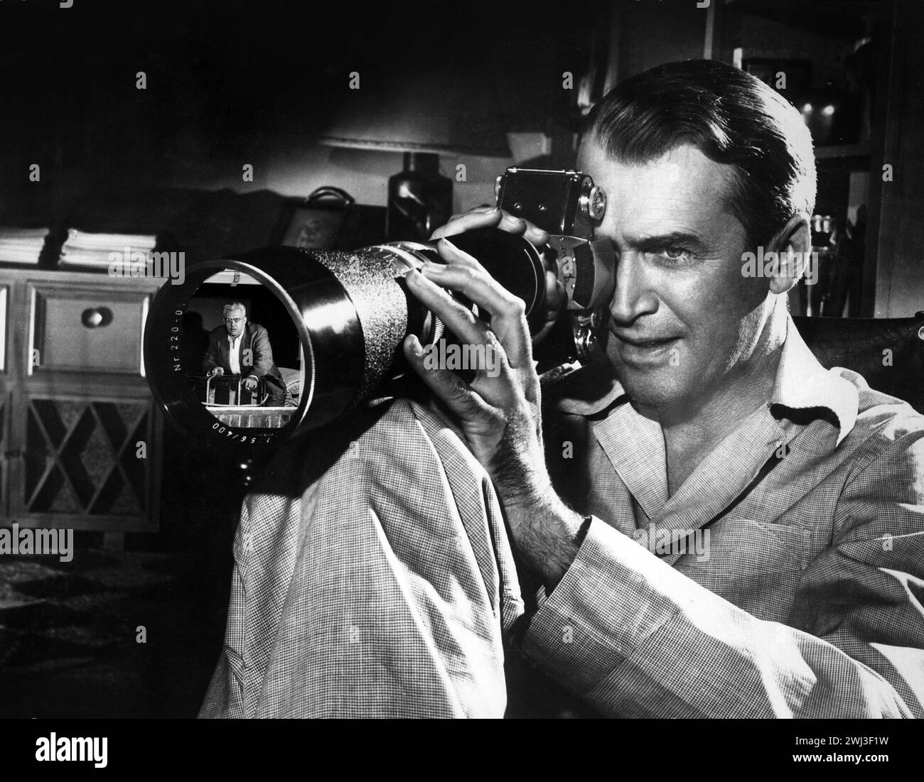 James Stewart con una macchina fotografica - foto pubblicitaria per il film di Alfred Hitchcock Rear Window, 1954. Foto Stock