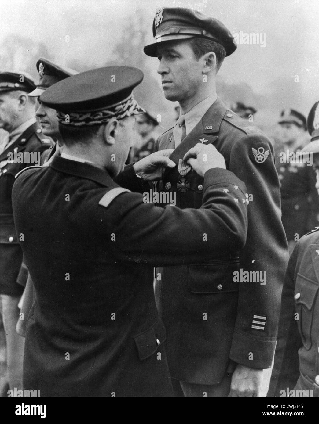 Tenente generale Valin, Capo di Stato maggiore, French Air Force, che assegna a Croix De Guerre la palma al colonnello James Stewart - foto della US Air Force 1944 Foto Stock