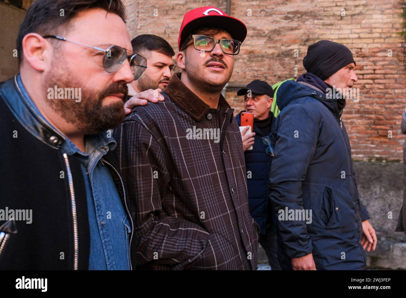 Geolier al maschio Angioino di Napoli, dove il sindaco Gaetano Manfredi ha presentato al cantante una targa personalizzata per celebrare il suo straordinario successo al Festival di Sanremo 2024. Foto Stock