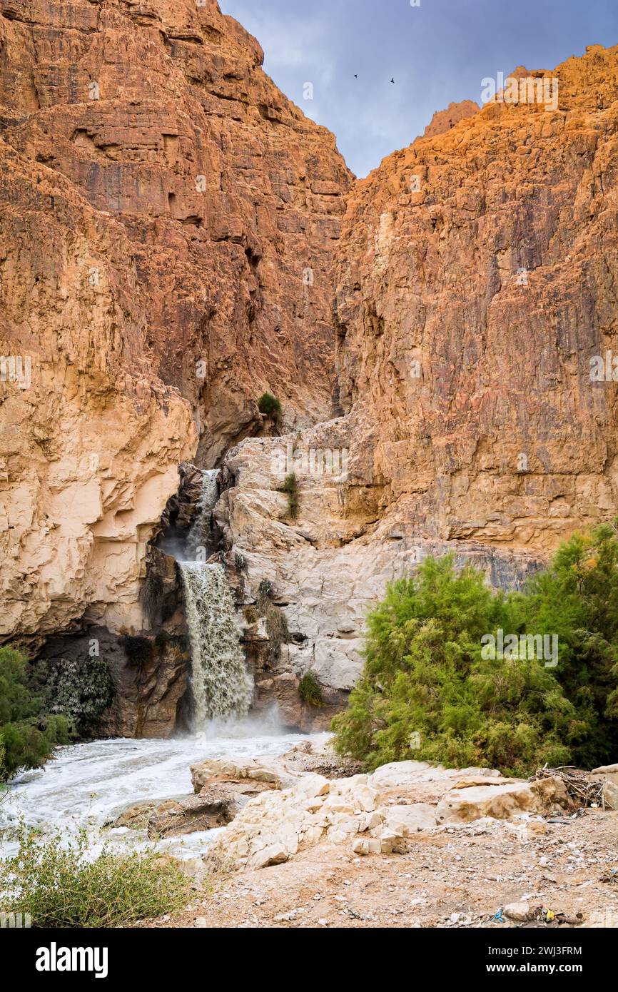 Potente cascata nel deserto della Giudea Foto Stock
