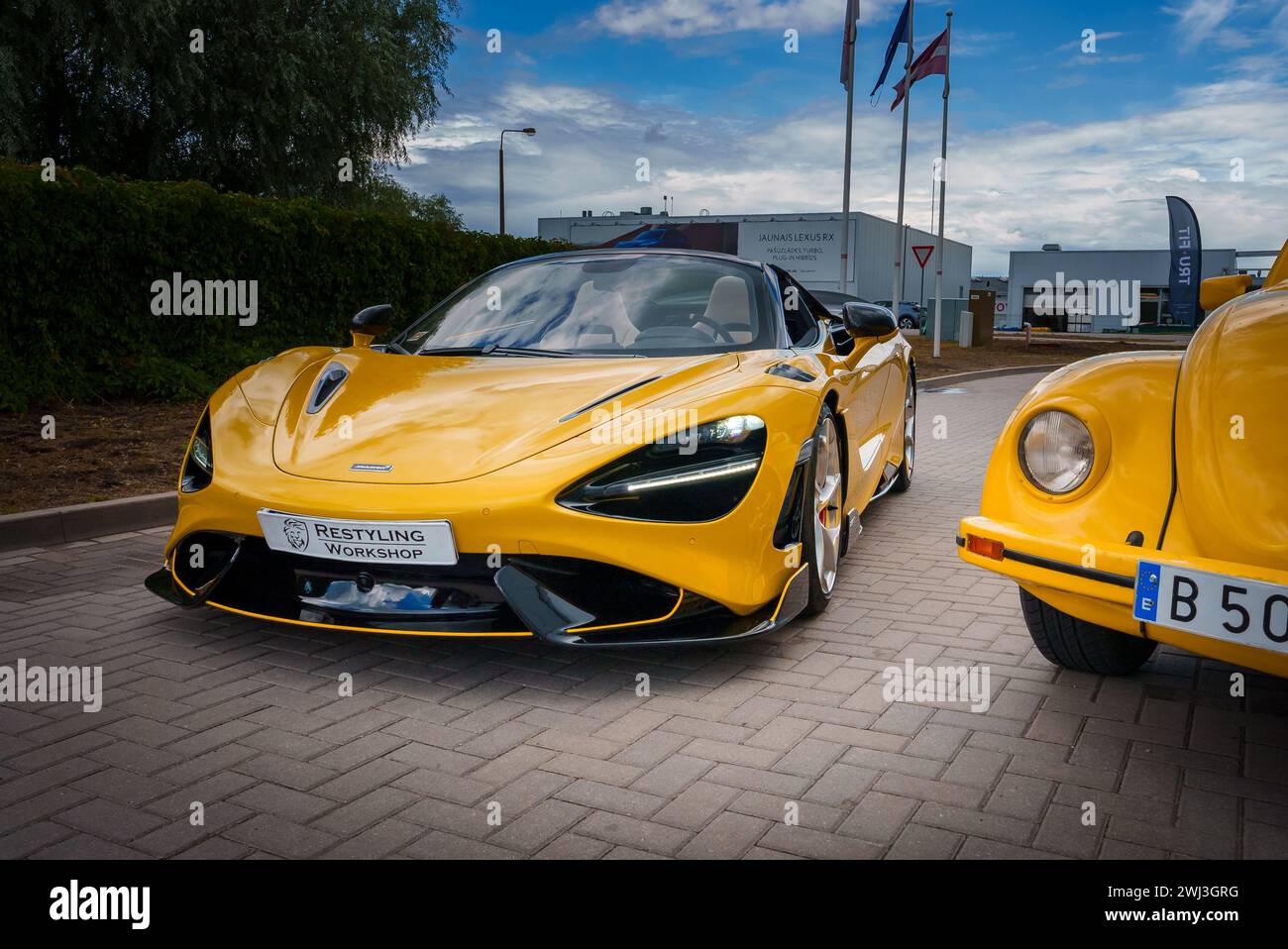 McLaren 765LT giallo lucido presentato all'evento Garage del Restyling Team. Foto Stock