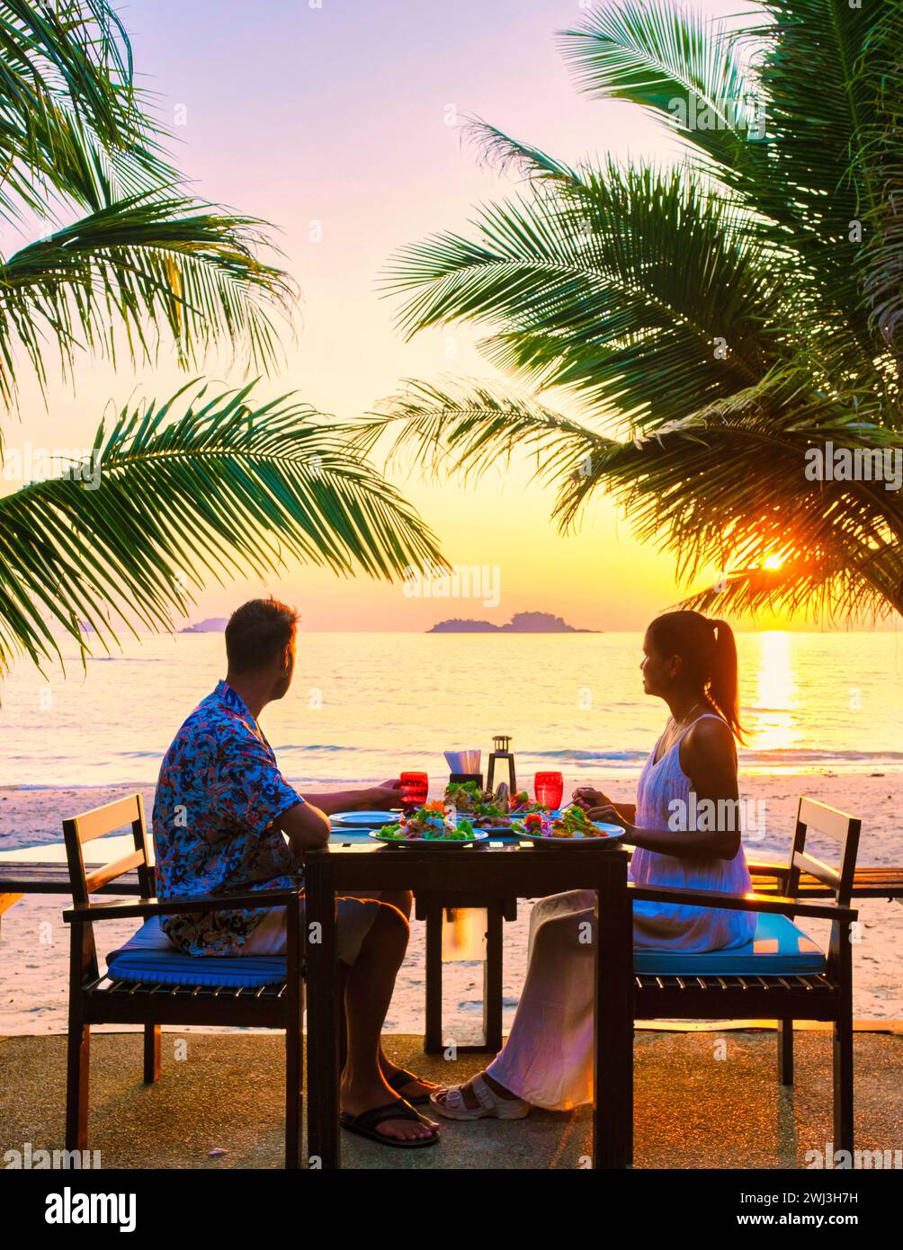 Coppia che ha una cena romantica sulla spiaggia di Koh Chang Thailandia Foto Stock