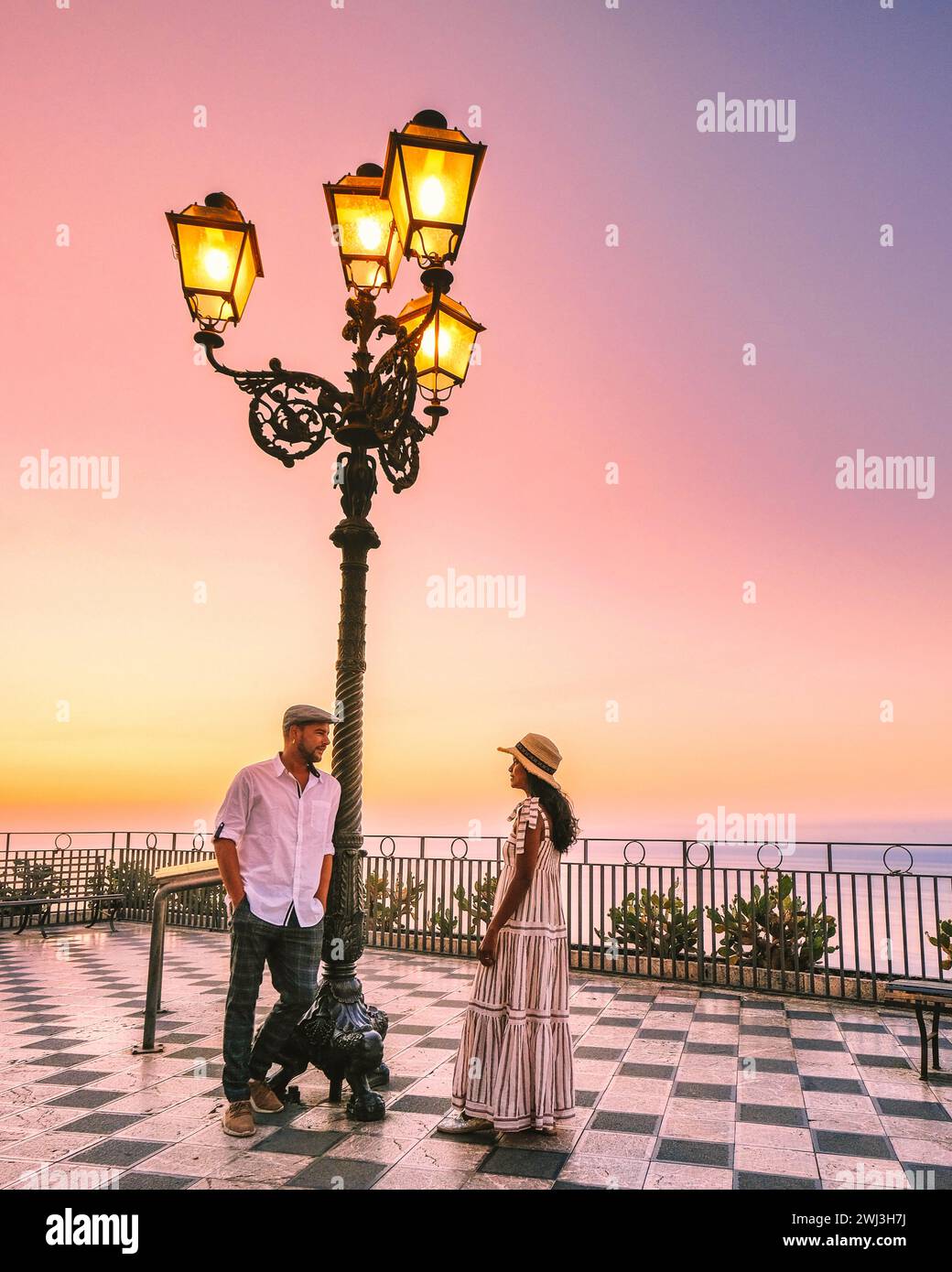 Taormina Sicilia, coppia di uomini e donne in piazza Piazza IX Aprile a Taormina. Sicilia, Italia Foto Stock