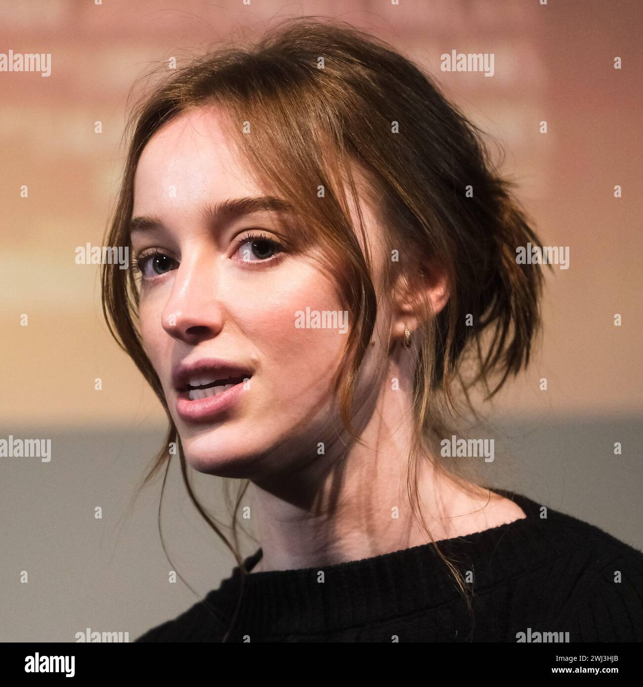 Southbank, Londra. 12/02/2024, Phoebe Dynevor sul palco di Mark Kermode in 3D lunedì 12 febbraio 2024 al BFI Southbank, Londra. Mark ha parlato con Phoebe Dynevor della sua nomination (BAFTA) all'EE Rising Star Award per il suo lavoro a Bridgerton e Fair Play. Foto di Julie Edwards. Crediti: JEP Celebrity Photos/Alamy Live News Foto Stock