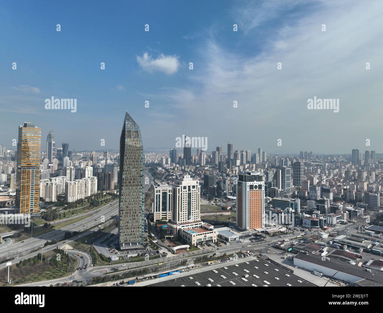 Vista aerea cinematografica dello skyline della città, edificio moderno dei grattacieli finanziari e del centro commerciale di Istanbul in Turchia Foto Stock