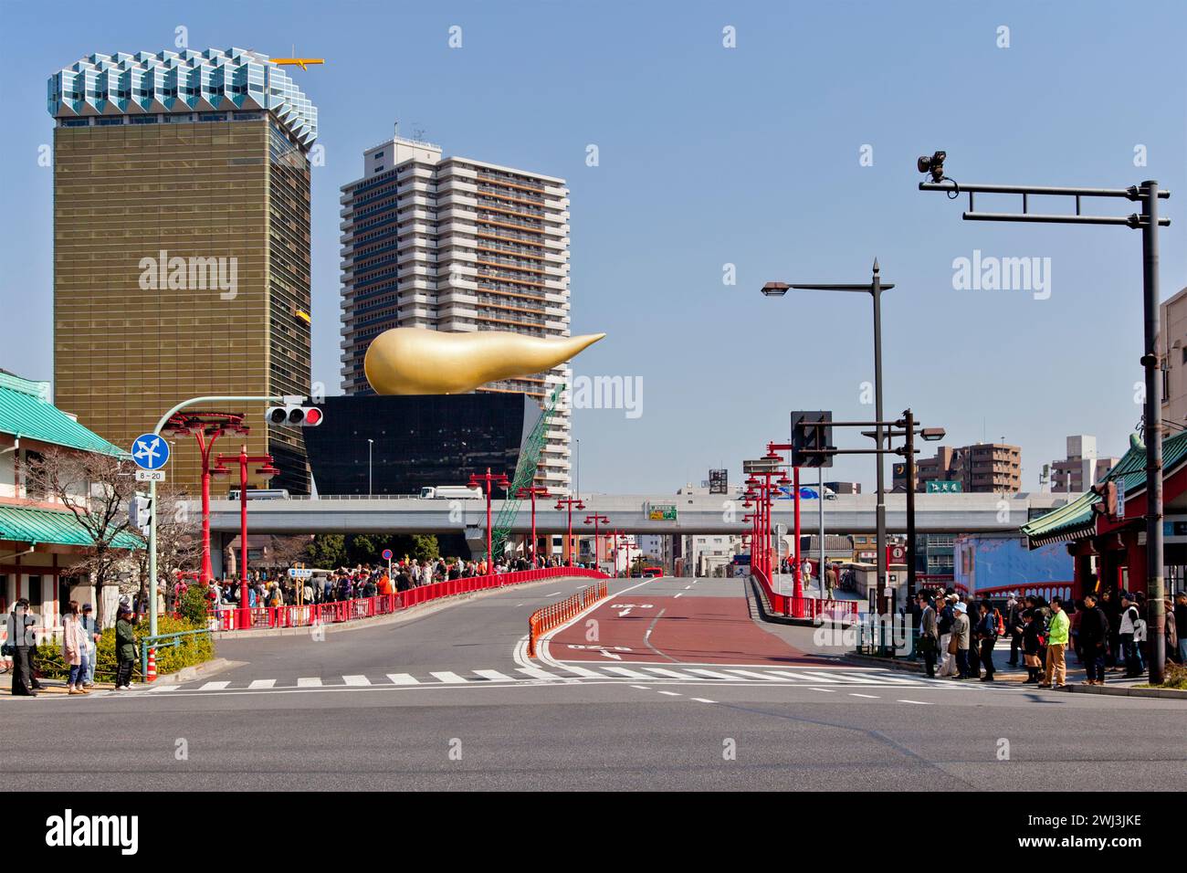 Il ponte Azuma sul fiume Sumida e la fiamma Asashi ad Asakusa, Tokyo, Giappone. Foto Stock