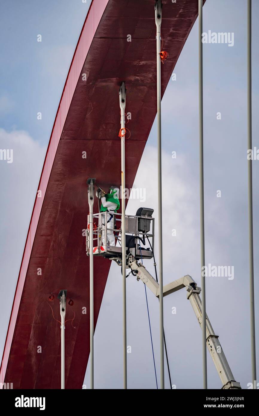 Marode Autobahnbrücke A42, über den Rhein-Herne-Kanal, mit massiven Bauschäden, Arbeiter, MIT Atemschutzausrüstung, auf Hebebühnen, für die nächsten Monate total gesperrt, zwischen den Anschlussstellen Bottrop-Süd und Kreuz Essen-Nord, für LKW wohl bis zu einem Neubau, NRW, Deutschland, Gesperrte Autobahnbrücke 42 *** ponte autostradale fatiscente A42, sul canale Reno Herne, con gravi danni strutturali, lavoratori, con attrezzature di protezione respiratoria, su piattaforme di sollevamento, completamente chiuso per i prossimi mesi, tra gli interscambi Bottrop South e Essen North, probabilmente per i camion Foto Stock