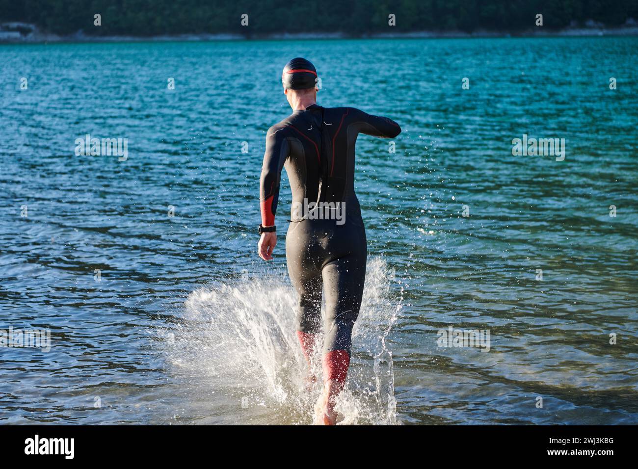 Triathlon atleta inizio nuoto allenamento sul lago Foto Stock