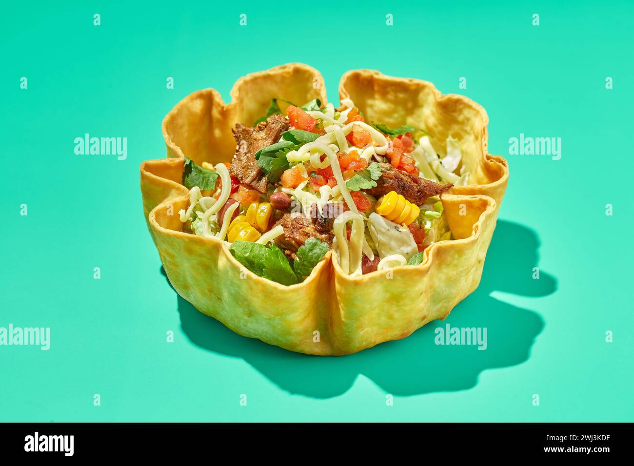 Insalata di Taco in tortilla con manzo, formaggio, mais e lattuga Foto Stock