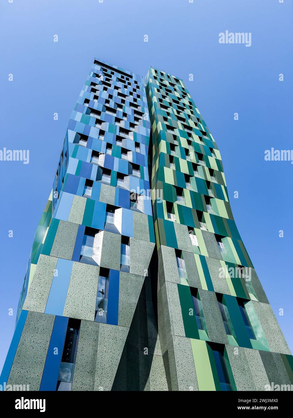 Edifici blu e verdi del complesso residenziale Forever Green Tower. Tirana, Albania Foto Stock