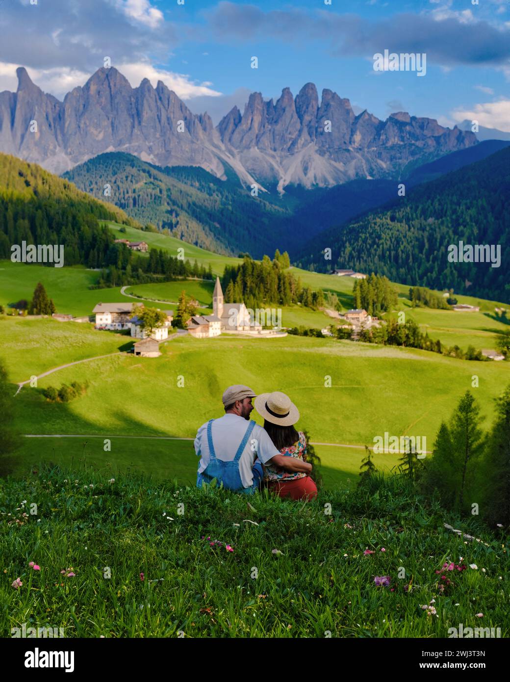 Coppia a St. Magdalena Geisler o Odle Dolomiti cime montane. Val di Funes in Italia Foto Stock
