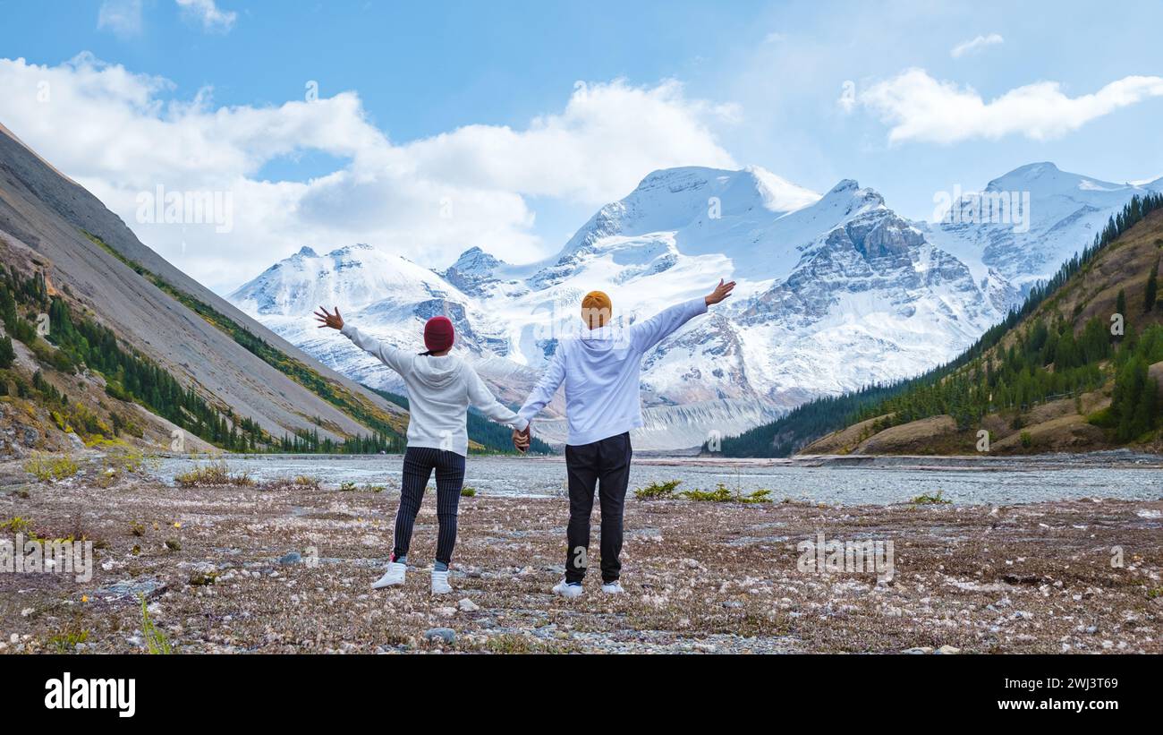 L'Icefields Parkway con alberi autunnali e montagne innevate nebbie a Jasper Canada Alberta Foto Stock