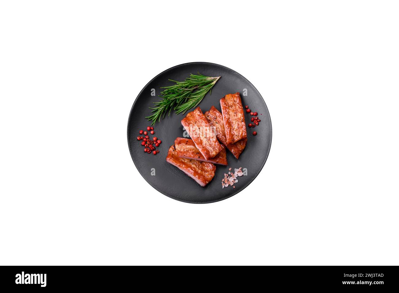 Costolette fresche e succose alla griglia con sale, spezie ed erbe aromatiche Foto Stock