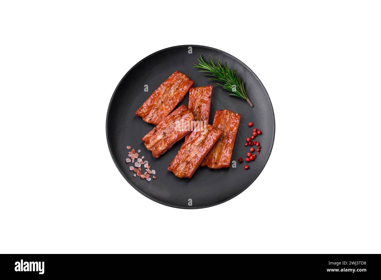 Costolette fresche e succose alla griglia con sale, spezie ed erbe aromatiche Foto Stock