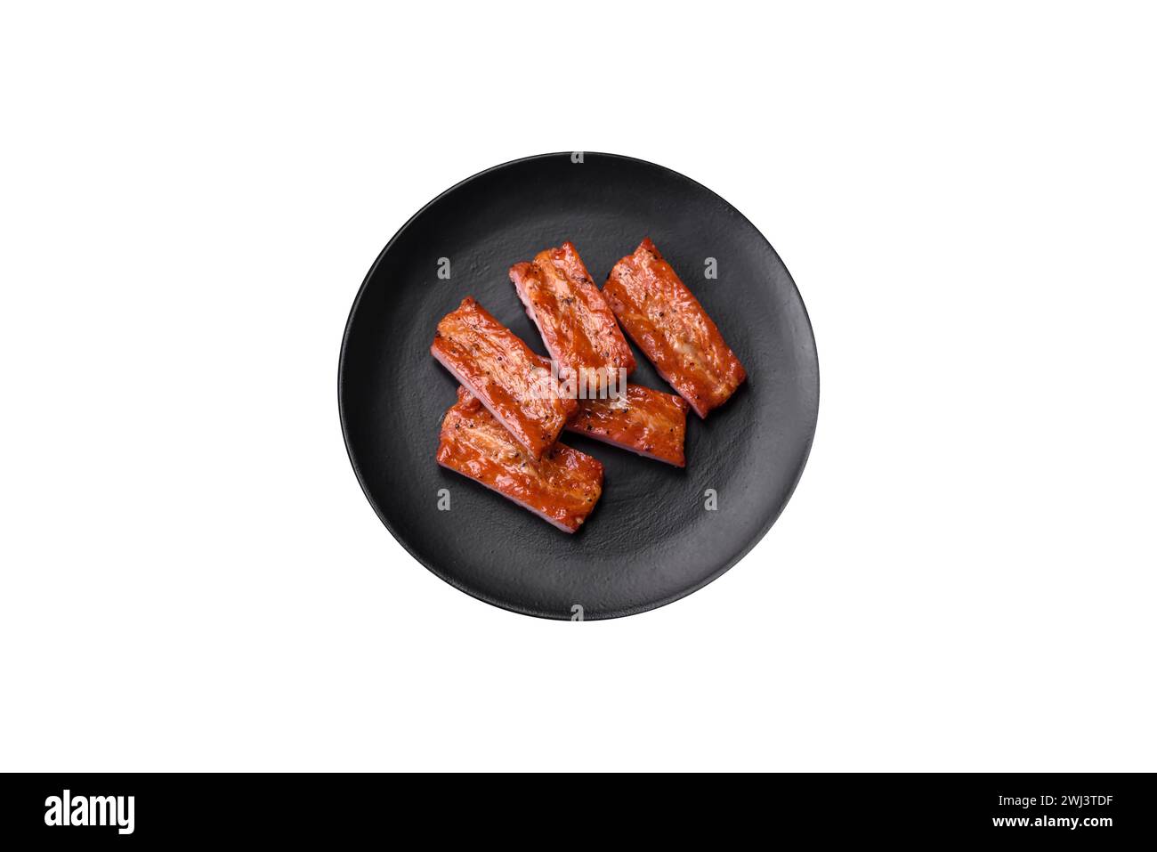 Costolette fresche e succose alla griglia con sale, spezie ed erbe aromatiche Foto Stock