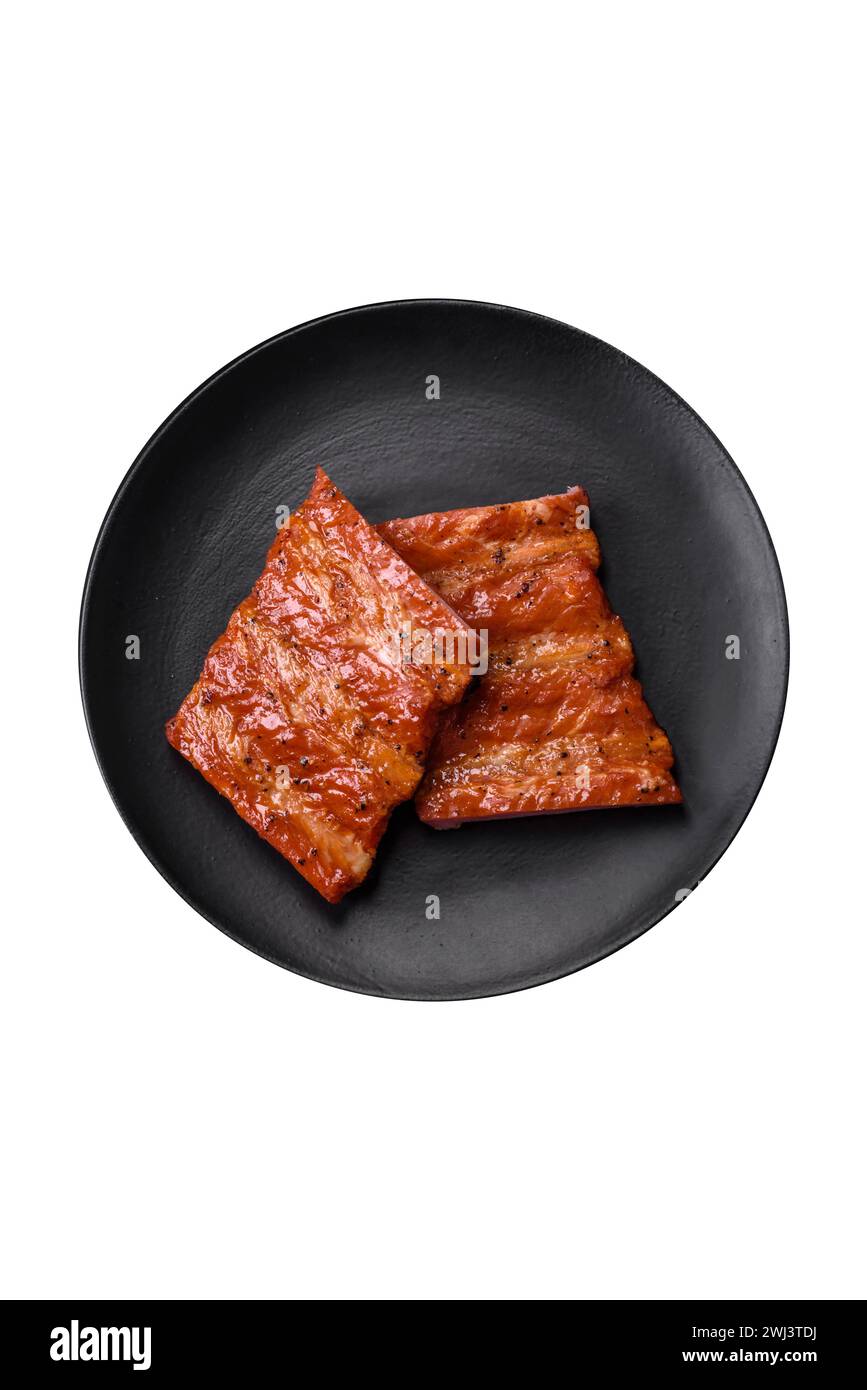 Deliziose costolette fresche alla griglia o affumicate con sale, spezie ed erbe aromatiche Foto Stock