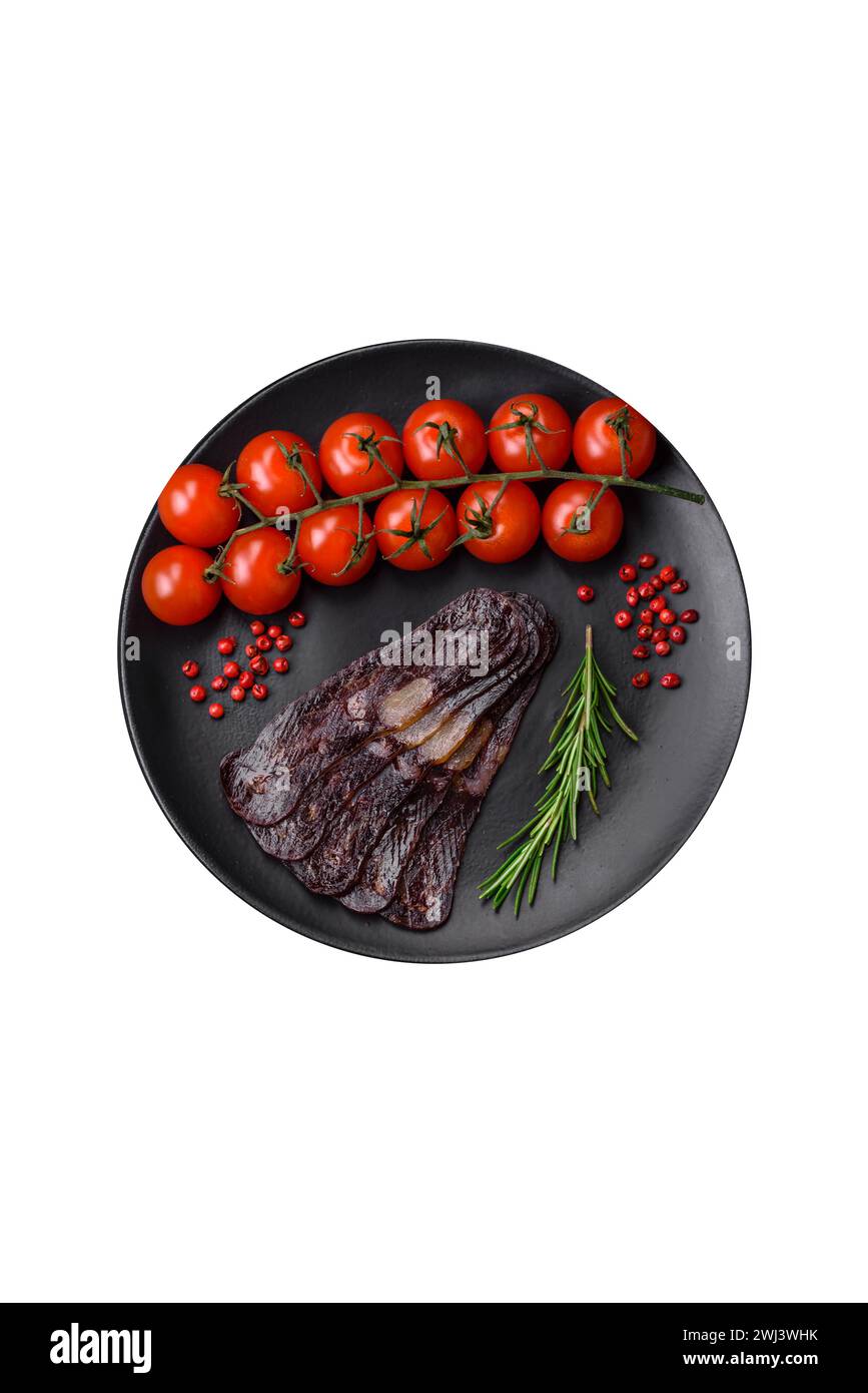 Deliziosa salsiccia di carne di cavallo mahan affumicata o stagionata con spezie ed erbe aromatiche Foto Stock