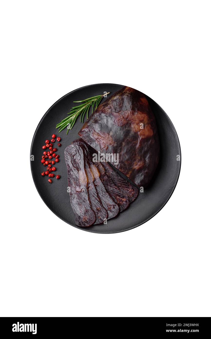 Deliziosa salsiccia di carne di cavallo mahan affumicata o stagionata con spezie ed erbe aromatiche Foto Stock