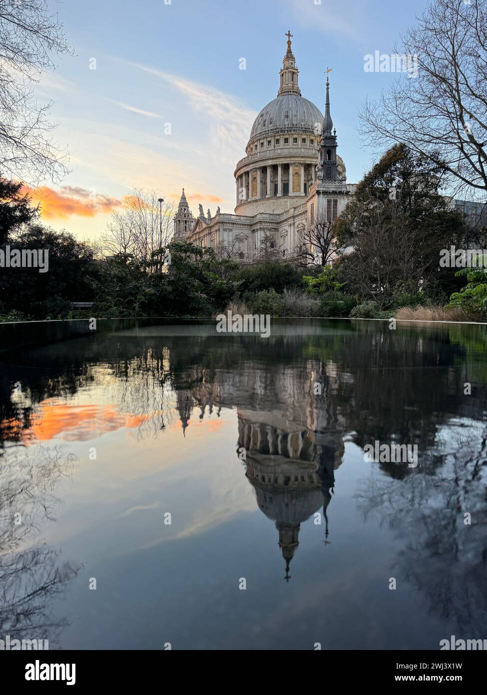 Vista della Cattedrale di San Paolo e riflessione su un corpo d'acqua al crepuscolo nel centro di Londra. Foto Stock