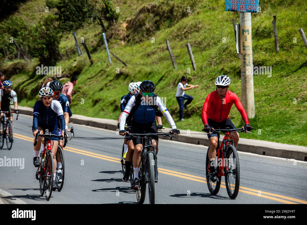 LA CALERA, COLOMBIA - 11 FEBBRAIO 2024: Partecipanti dilettanti alla gara ciclistica Tour Colombia che attraversa il comune di la Calera in Foto Stock