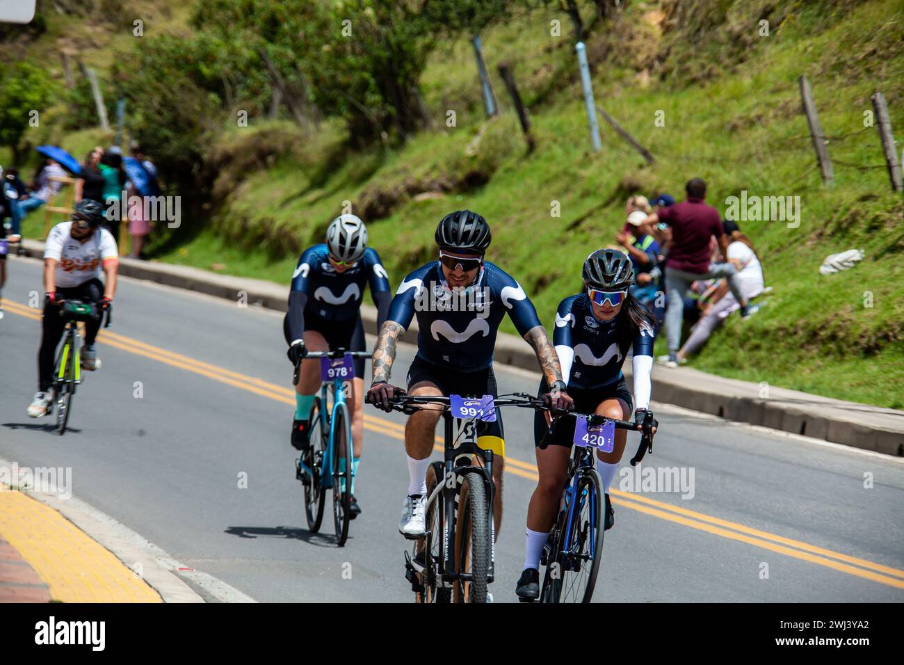 LA CALERA, COLOMBIA - 11 FEBBRAIO 2024: Partecipanti dilettanti alla gara ciclistica Tour Colombia che attraversa il comune di la Calera in Foto Stock