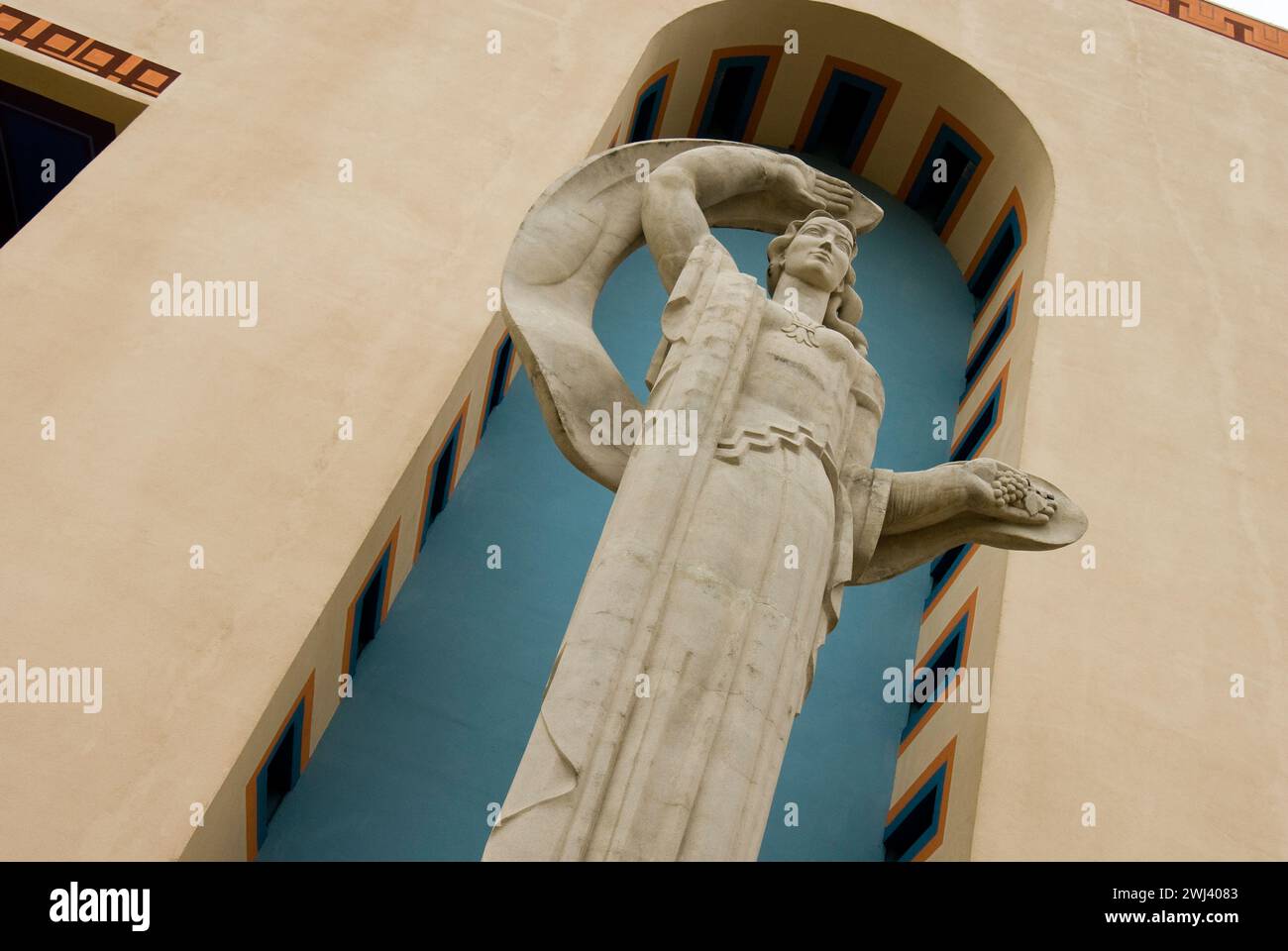 France Monument di fronte all'Automotive Building nel Fair Park, che ospita la più grande collezione di edifici Art Deco degli Stati Uniti Foto Stock
