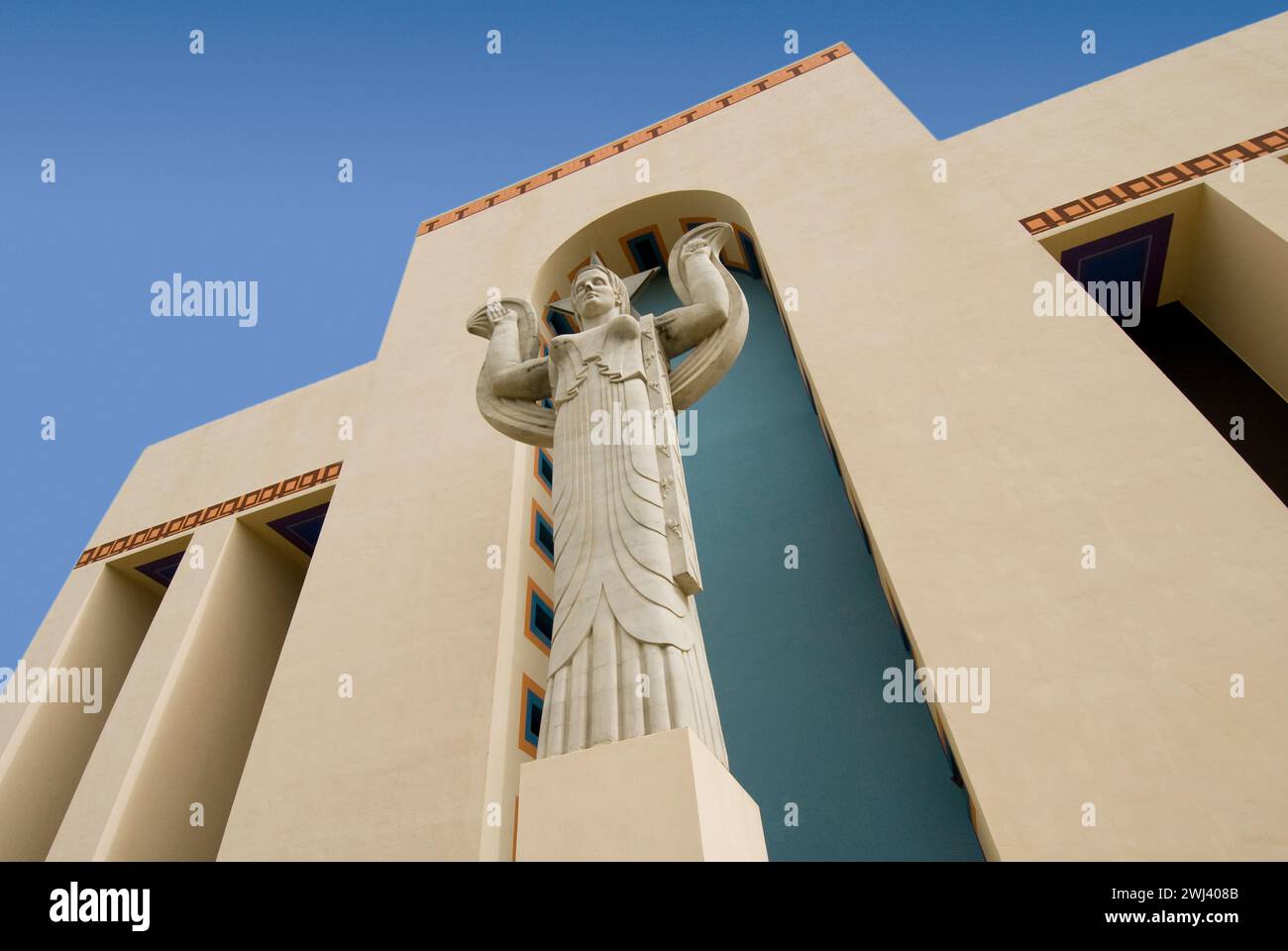 Monumento del Texas di fronte al Centennial Building (costruito nel 1905) nel Fair Park, che contiene la più grande collezione di edifici Art Deco negli Stati Uniti Foto Stock