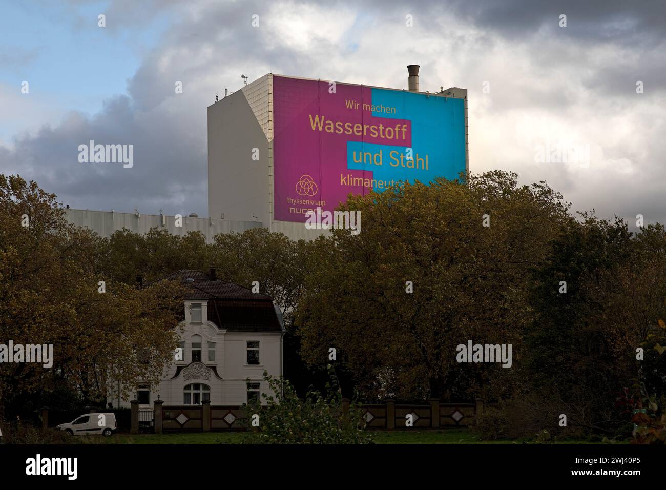 Grande poster per l'acciaio per climi presso lo stabilimento ThyssenKrupp Steel Europe, Bochum, Germania, Europa Foto Stock