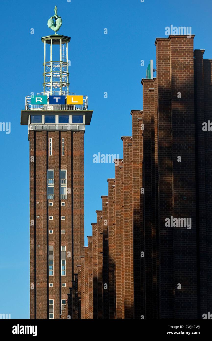 Torre fieristica con logo RTL e volti Hermes di Hans Wissel, Colonia, Germania, Europa Foto Stock