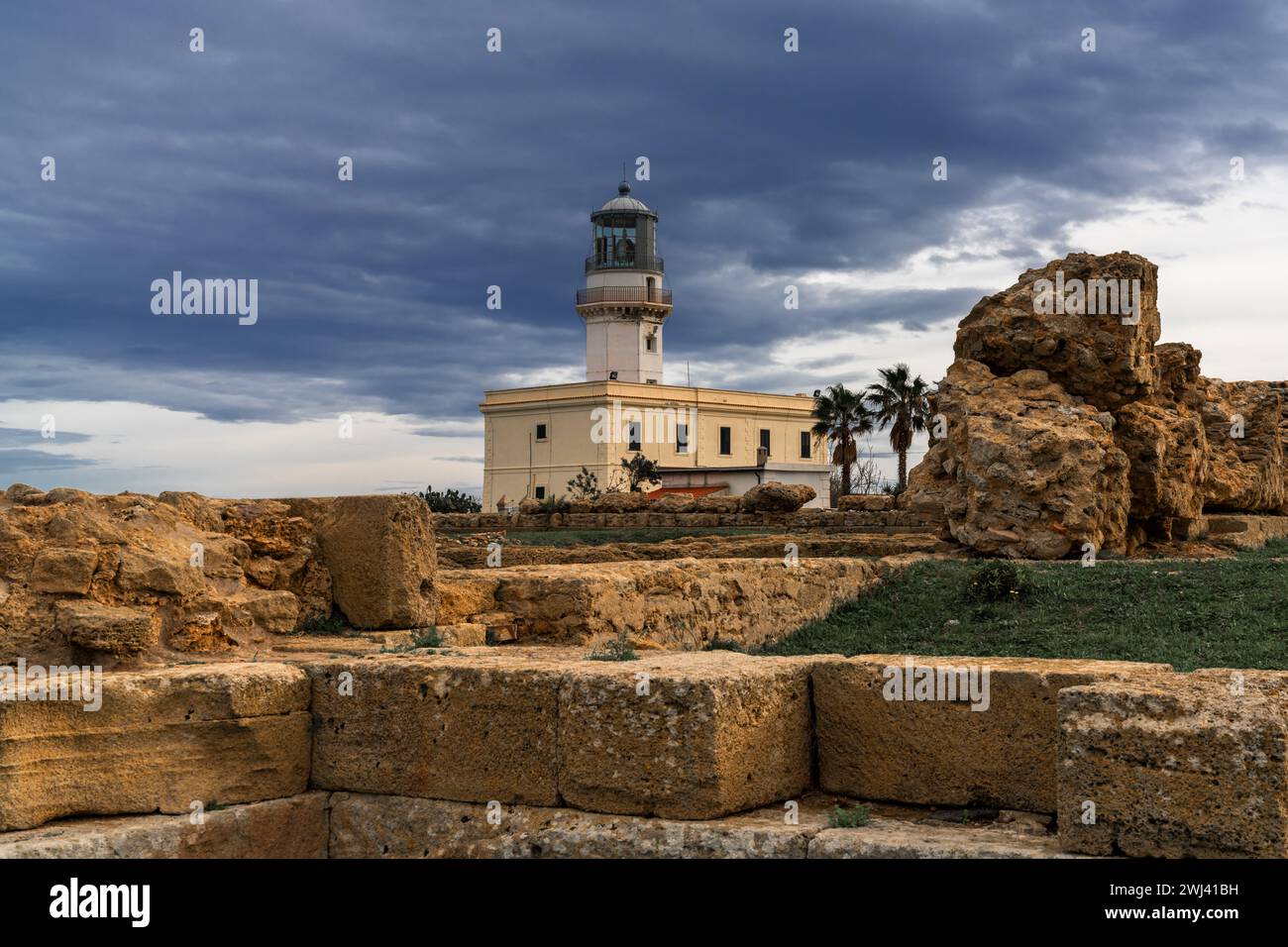 Vista delle rovine e del faro di Capo colonna in Calabria Foto Stock