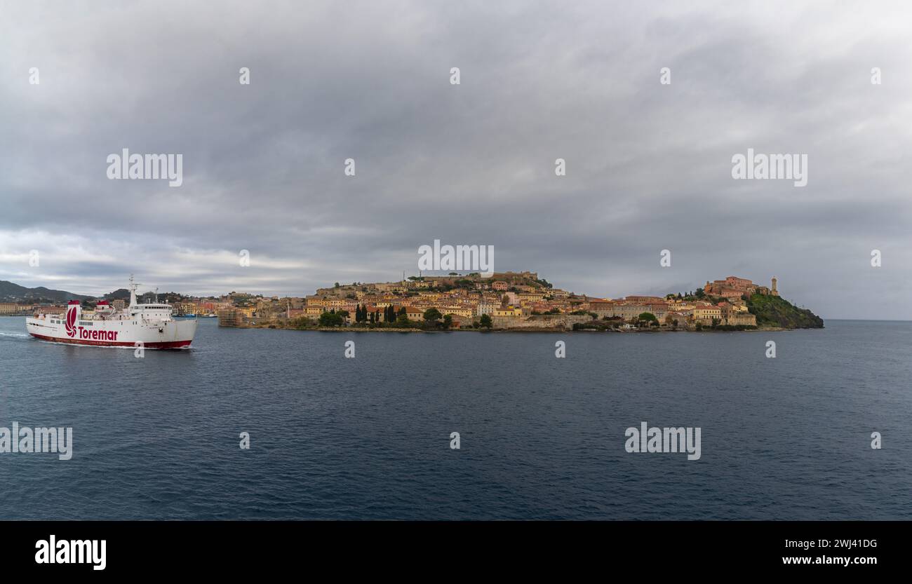 Traghetto Toremar che parte dall'Isola d'Elba con la città vecchia di Portoferraio e il porto sullo sfondo Foto Stock