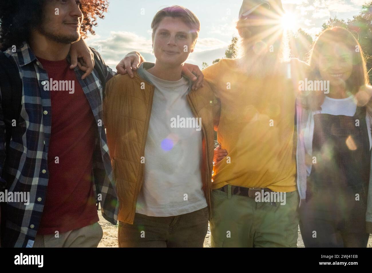 Golden Hour Camaraderie: Un gruppo affiatato nella luce del tramonto Foto Stock