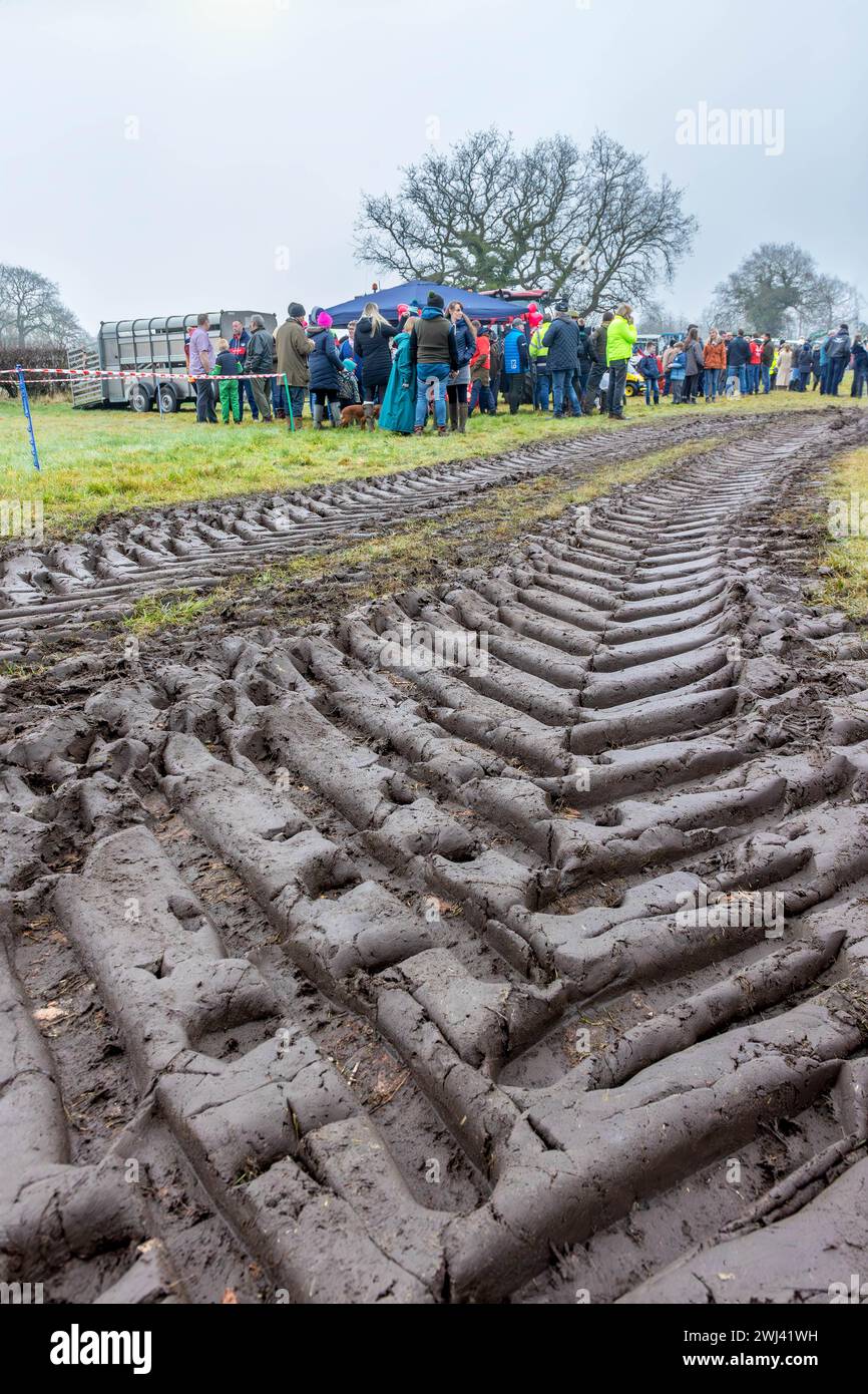 Febbraio 2024 - lo Stretton Young Farmers Club ha ospitato un'associazione benefica Tractor Run nei villaggi di Warrington in aiuto della British Heart Foundation Foto Stock