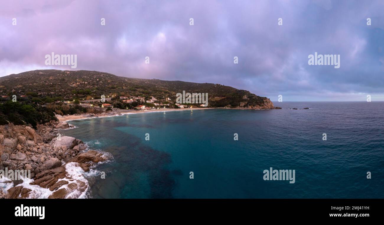 Vista droni della spiaggia di Cavoli sull'Isola d'Elba subito dopo il tramonto con un cielo viola nebbioso Foto Stock