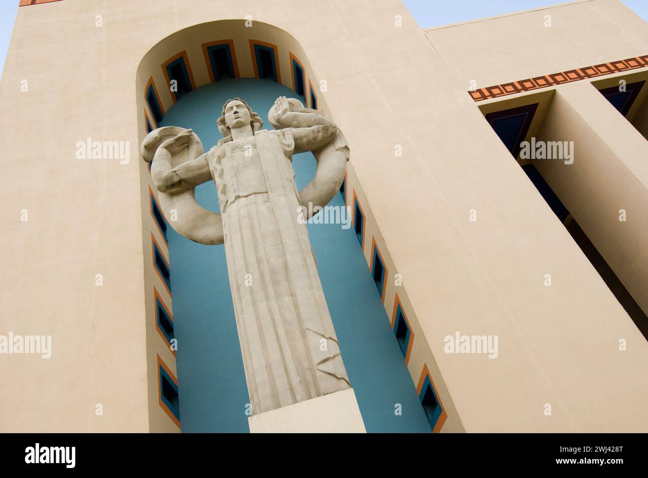 Mexico Monument di fronte all'Automotive Building nel Fair Park, che ospita la più grande collezione di edifici Art Deco negli Stati Uniti Foto Stock