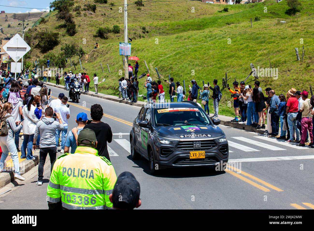 LA CALERA, COLOMBIA - 11 FEBBRAIO 2024: Stampa veicolo. Sesta e ultima tappa della corsa ciclistica Tour Colombia che attraversa il comune Foto Stock