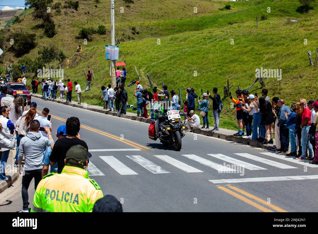 LA CALERA, COLOMBIA - 11 FEBBRAIO 2024: Ambulanza motociclistica alla sesta e ultima tappa della corsa ciclistica del Tour Colombia che attraversa il Foto Stock