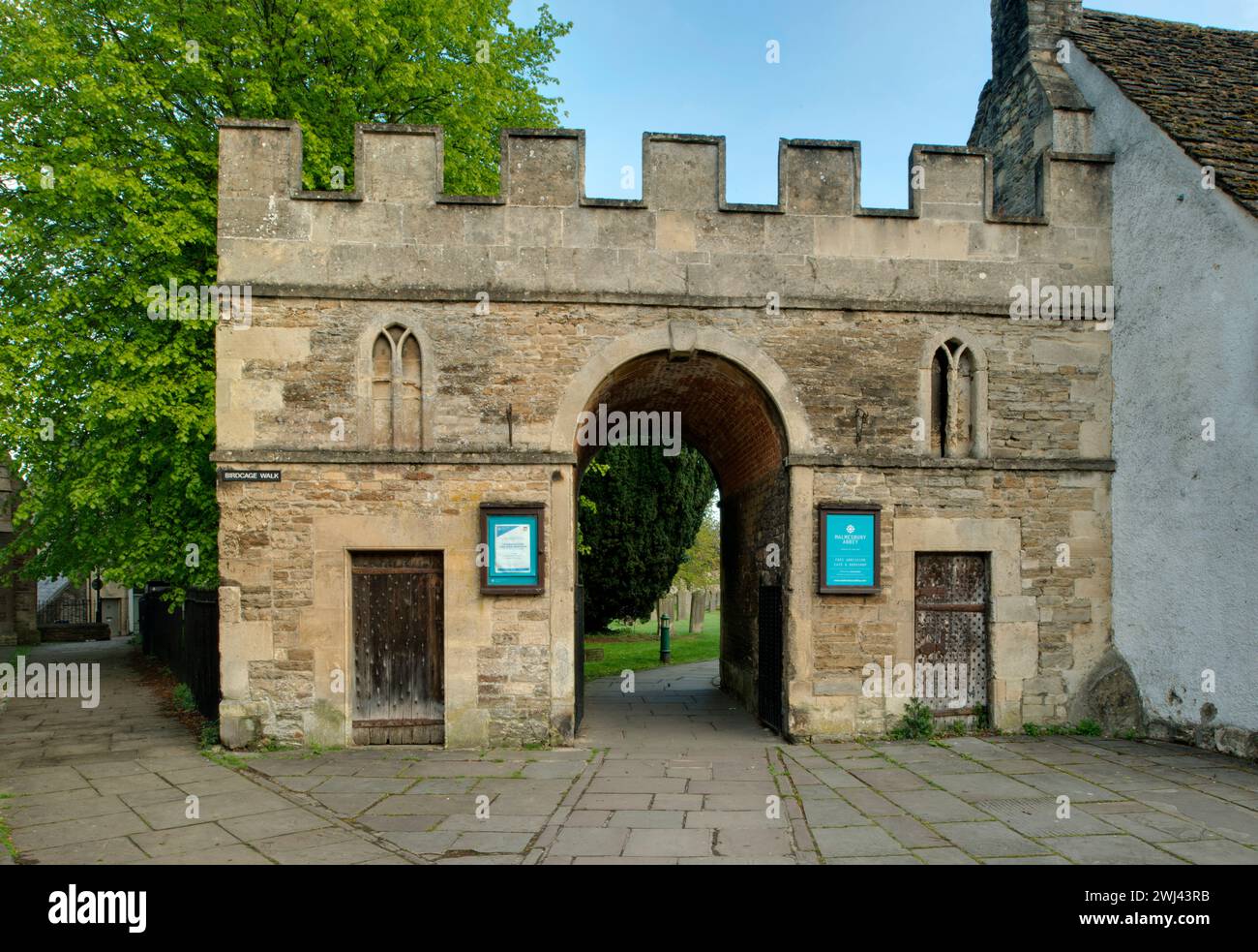 Le chiuse del villaggio. Malmesbury, Witshire. Costruita nel 1789, la porta di Tolsey è la porta d'ingresso dell'abbazia di Malmesbury e ha una cella singola per lato. Foto Stock