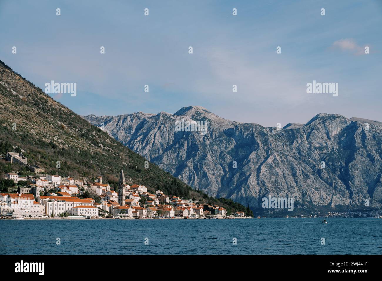 Antica città di Perast ai piedi delle montagne sulla riva del mare. Montenegro Foto Stock