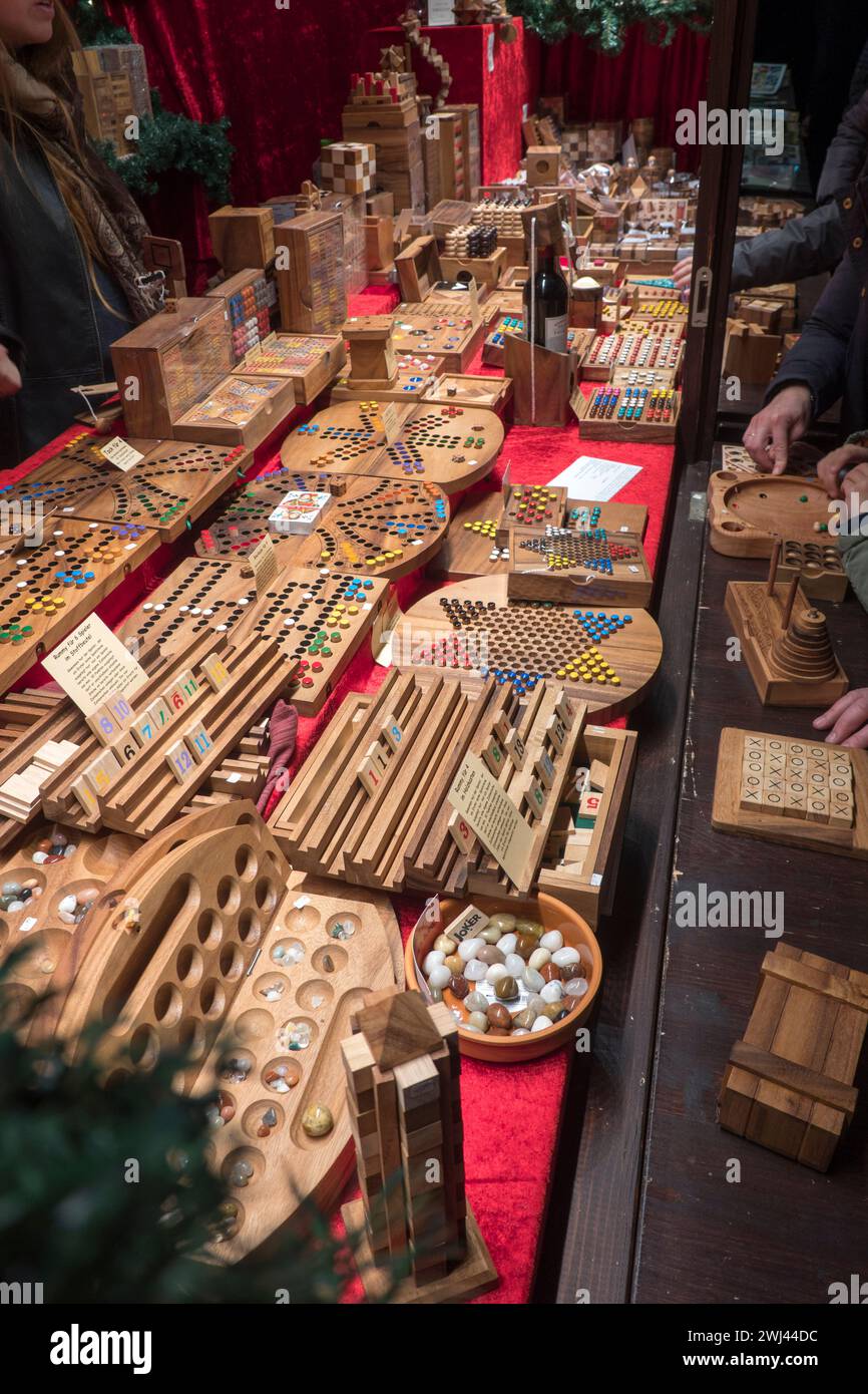 Giochi da tavolo in legno al mercatino di Natale Foto Stock