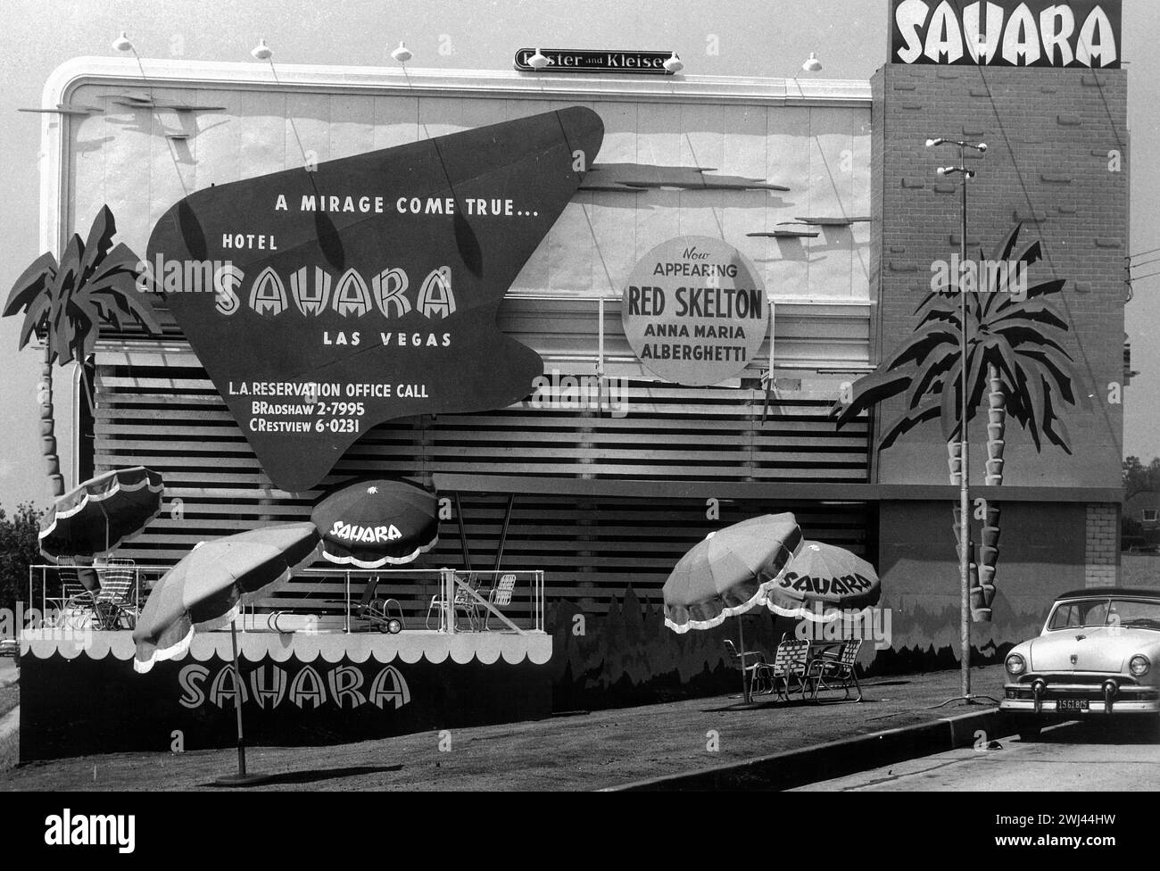 Sahara Hotel, Las Vegas, cartellone, piscina, 1953, Sunset Strip, West Hollywood, Los Angeles, California, Stati Uniti, America, America, auto, Classic, vintage, storico, anni '1950 Foto Stock