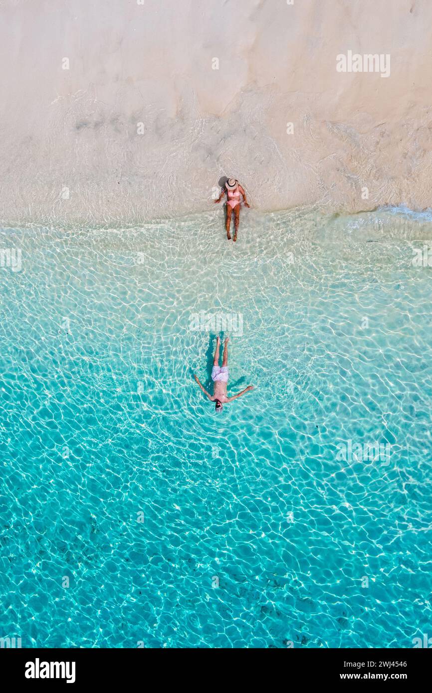 Vista del drone su un uomo e una donna che nuotano nell'oceano blu di color turchese dell'isola di Koh Kradan Foto Stock