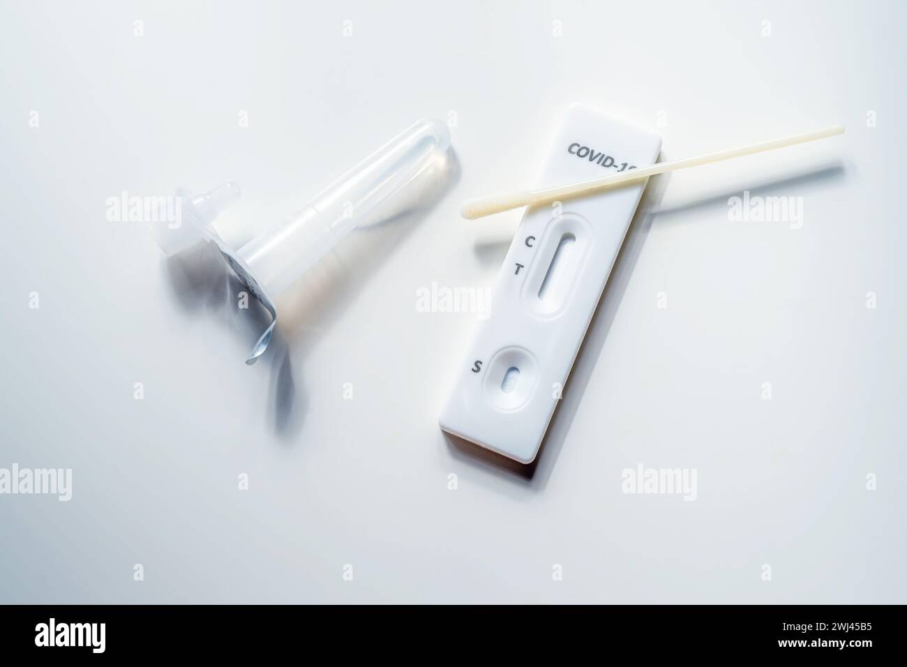 Kit di test rapido per covid-19 con tampone nasale, fluido e strumento diagnostico per la rilevazione del virus corona, assistenza sanitaria a casa, light ba Foto Stock