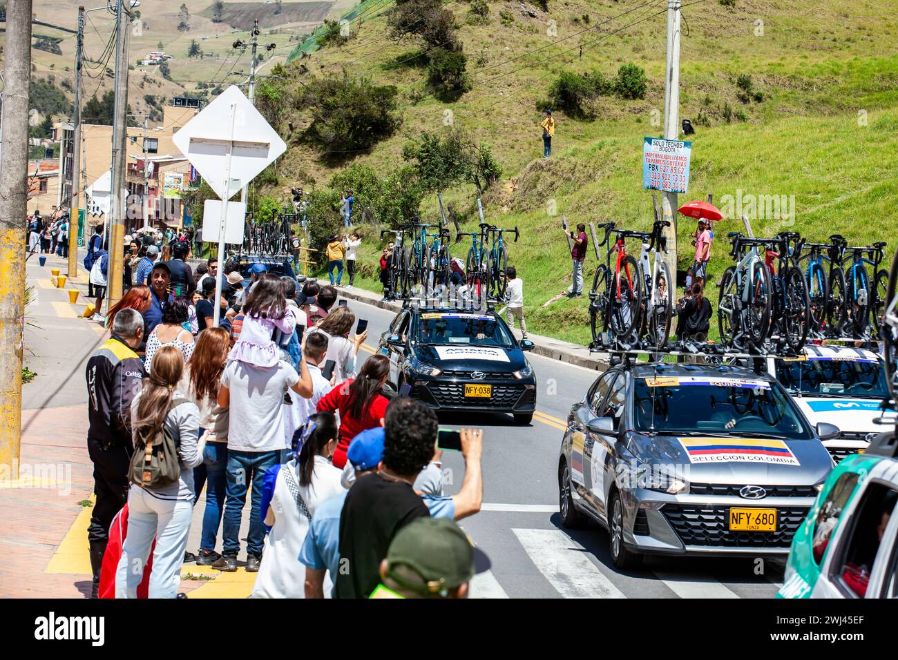 LA CALERA, COLOMBIA - 11 FEBBRAIO 2024: Team di accompagnamento veicoli. Sesta e ultima tappa della corsa ciclistica del Tour Colombia che attraversa il Foto Stock