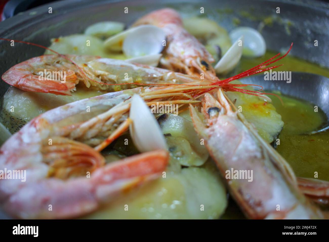 nasello con gamberi e patate per pranzo Foto Stock